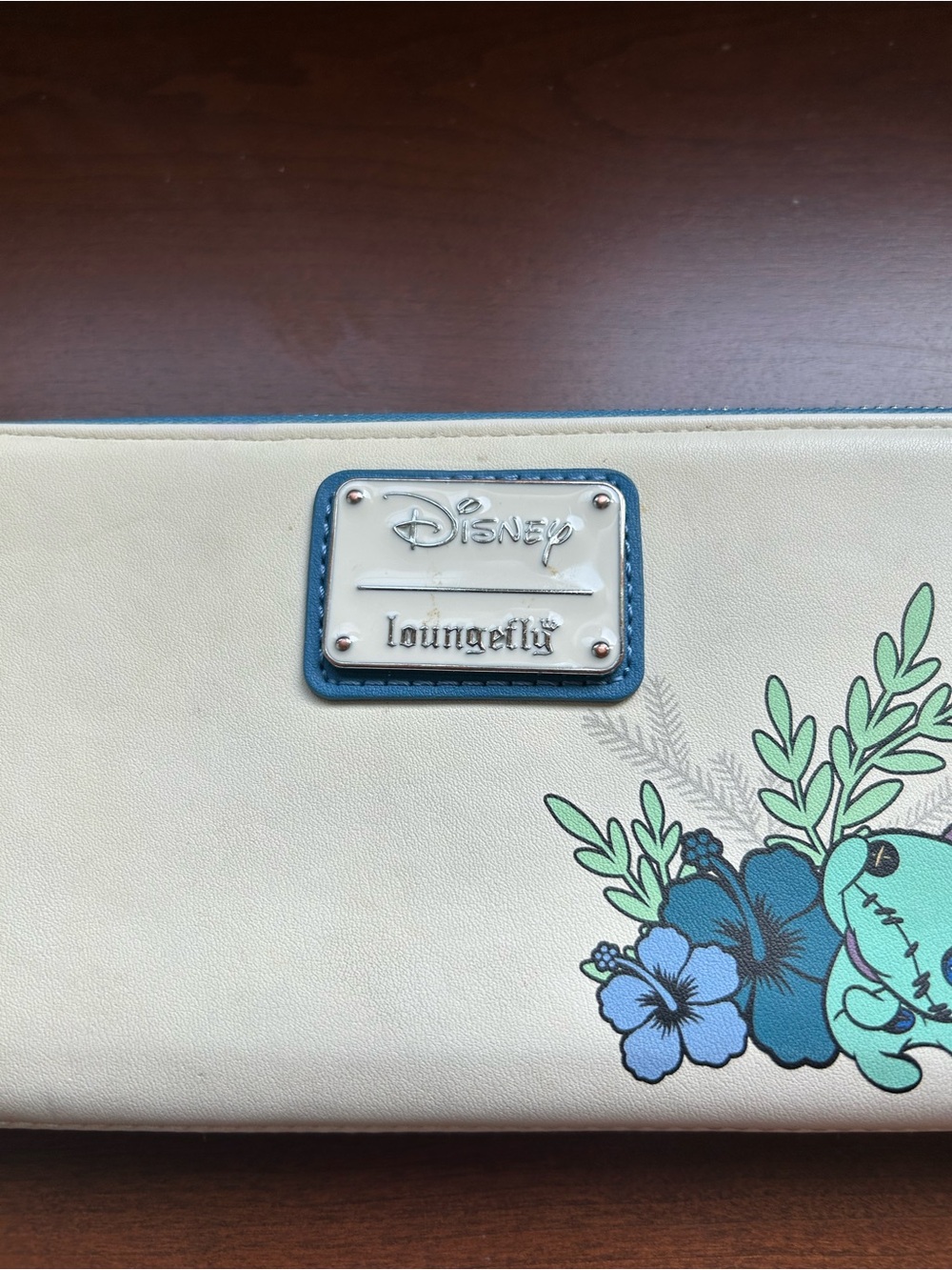 Loungefly x Disney Lilo & Stitch Zip Around Wallet featuring Upside-down Stitch - Picture 5 of 10